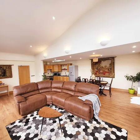 Апартаменты Panoramic Two-bedroom Penthouse Корк