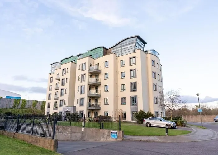 Panoramic Two-bedroom Penthouse Apartment *